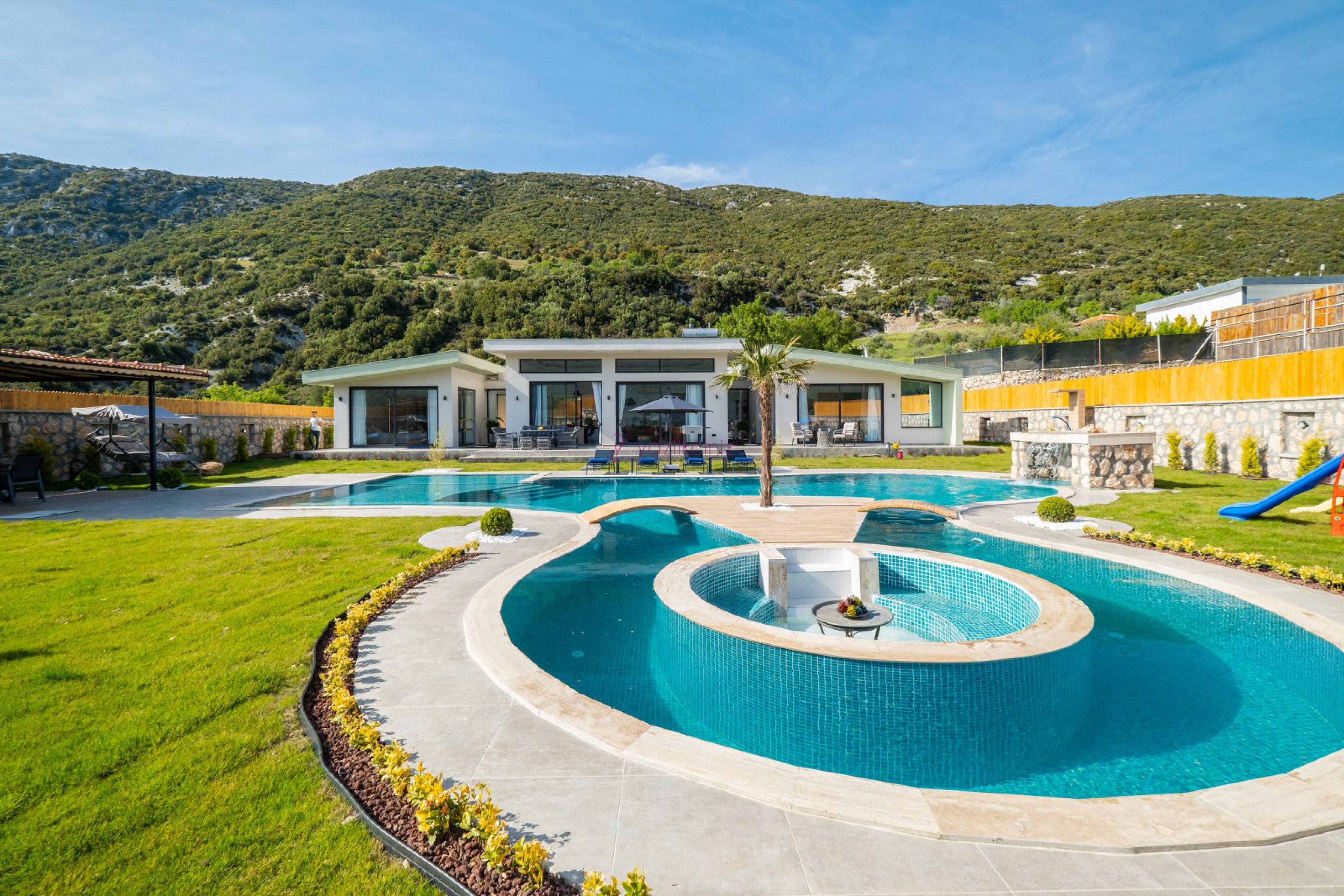 Villa Green House