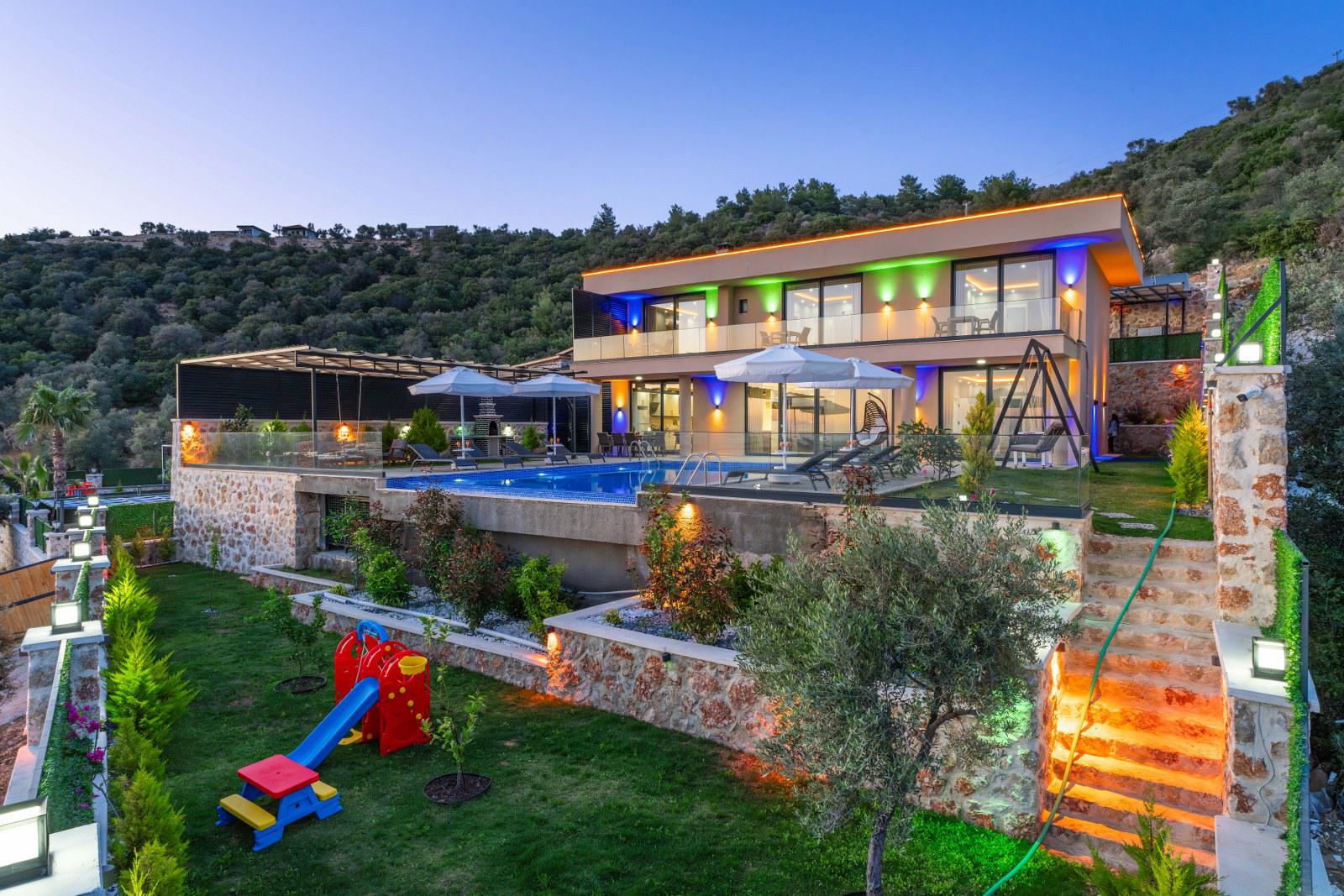 Villa Bongilon, Kalkan Üzümlü Mevkiinde Konumlandırılmış, Geniş Aileler İçin Uygun, Yazlık Tatil Villası | Yazlikciniz